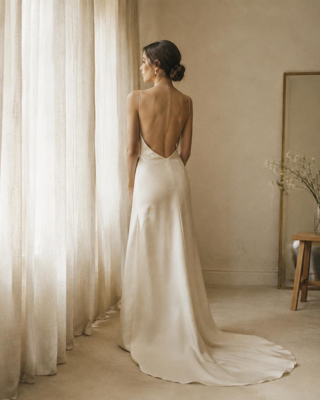 Aube, the bare back and train